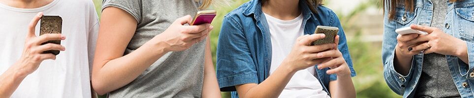 teens on cellphones