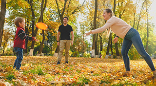 Personas jugando al frisbee en un parque