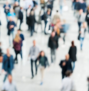 Personas de pie en un evento